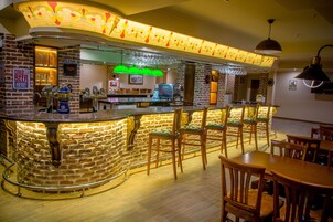 Serves lunch and dinner