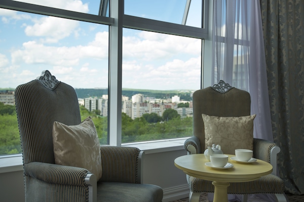 Suite | Minibar, in-room safe, desk, soundproofing