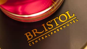 Gros plan du logo du BRISTOL CENTRAL PARKHOTEL sur un fond sombre.