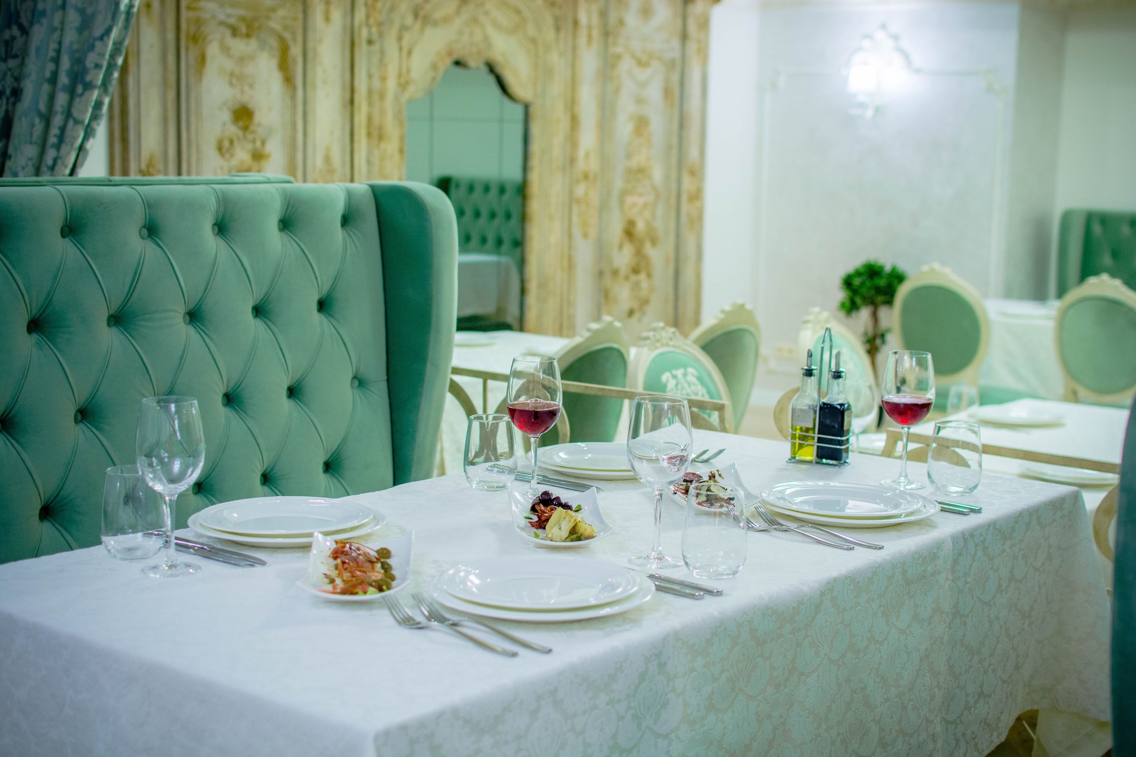 breakfast, lunch, dinner served; fusion cuisine