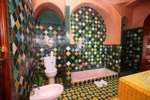 Kelengkapan dandanan diri percuma, pengering rambut, tuala disediakan 