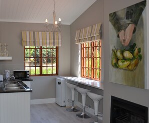 Meadow Suite | Private kitchenette | Fridge, coffee/tea maker, electric kettle, cookware/dishes/utensils - By the Way Guesthouse (Clarens)