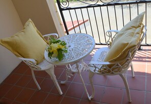 Meadow Suite | Balcony - By the Way Guesthouse (Clarens)