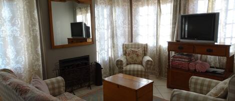 Petal | Ruang keluarga | TV layar datar