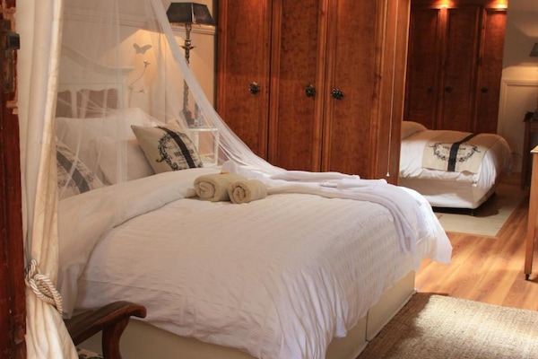 Caja de seguridad en la habitación y tabla de planchar con plancha