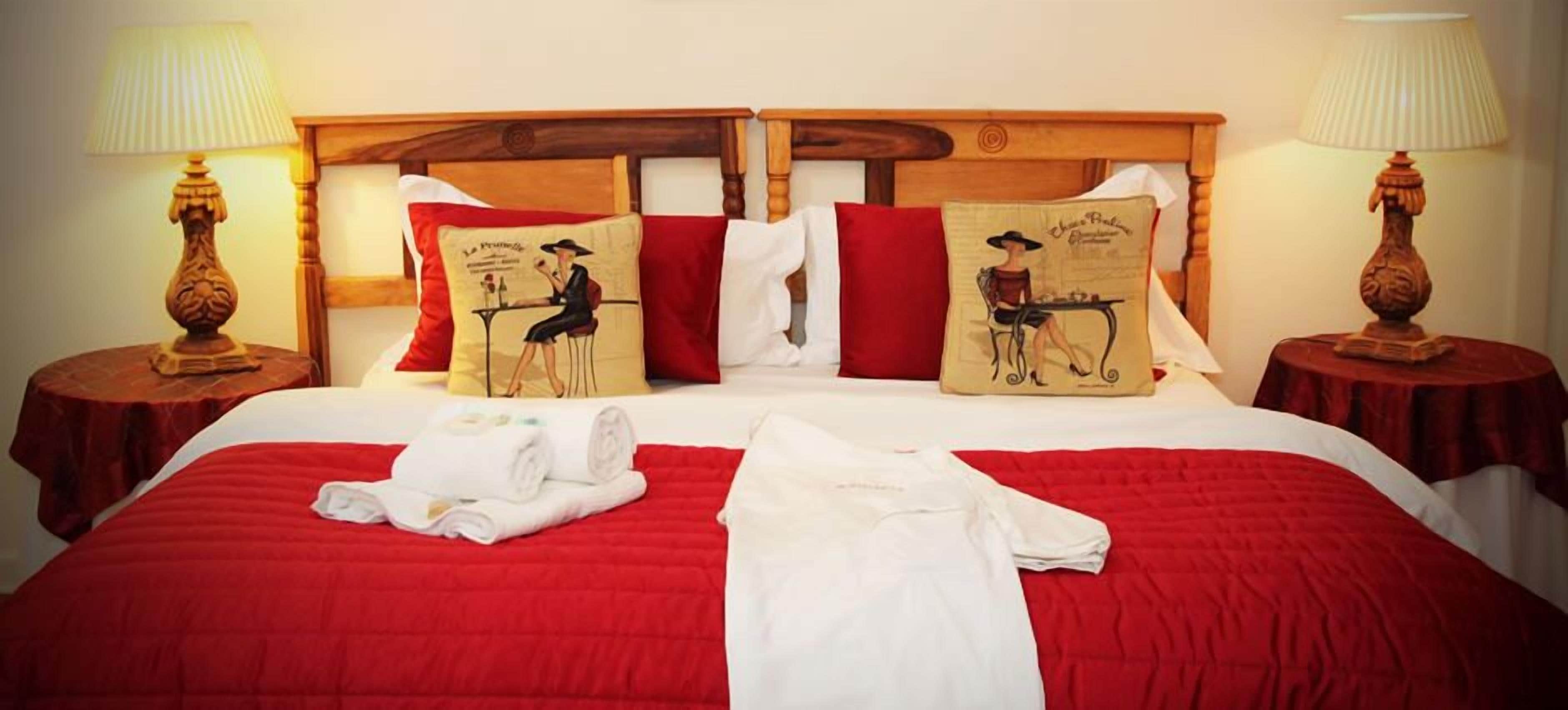 Caja de seguridad en la habitación y tabla de planchar con plancha 