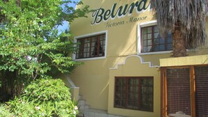 Un bâtiment sur lequel on peut lire l’inscription : « Belura Victoria Manor ».