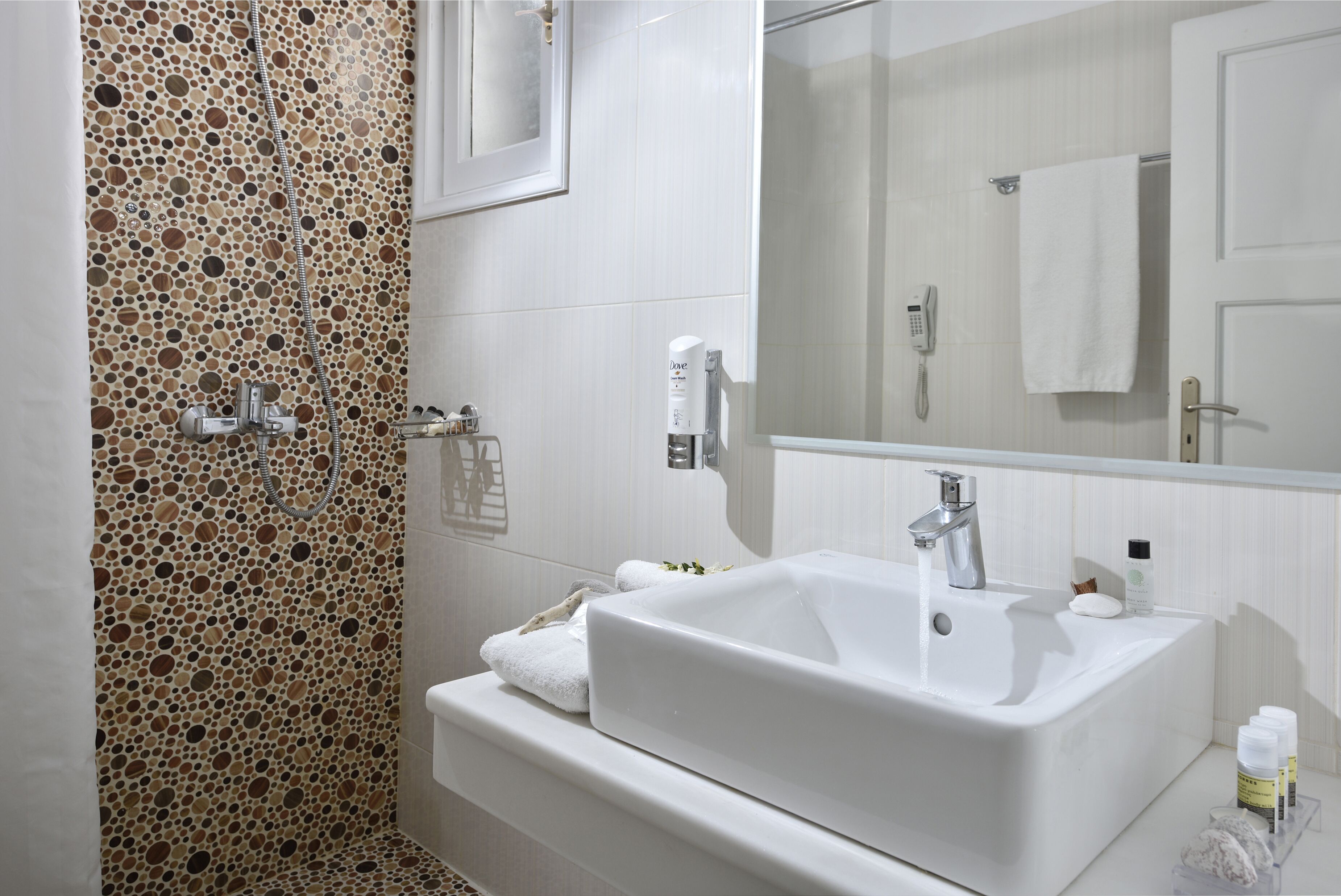 comfort double or twin room with balcony | bathroom sink