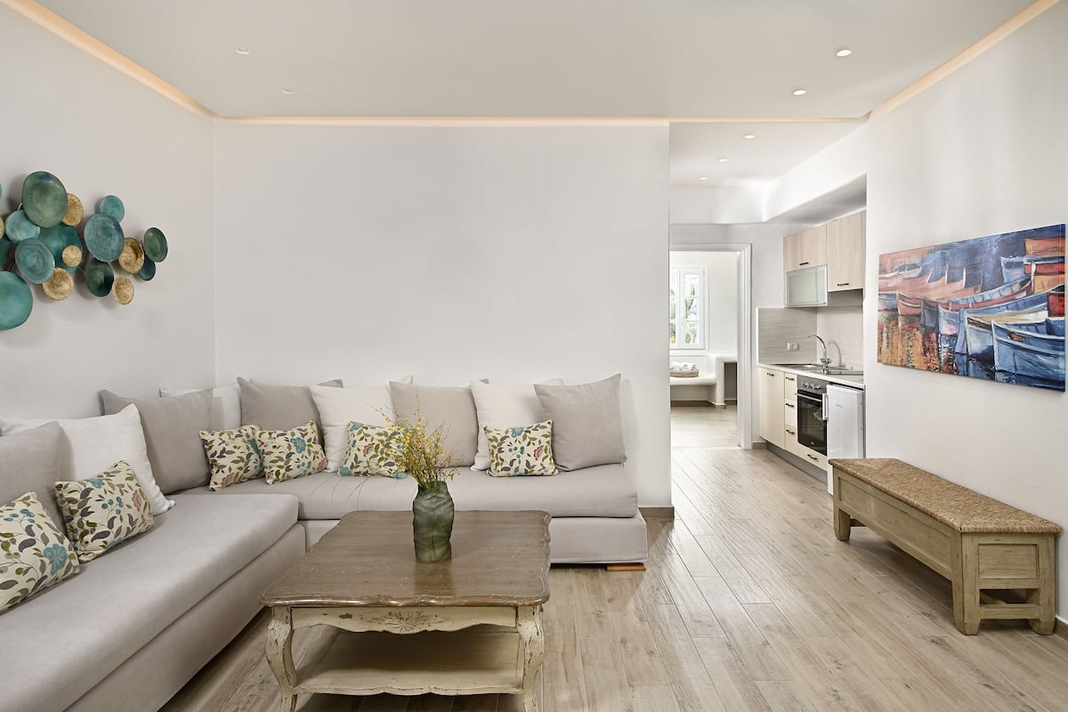 family suite, sea view | living area