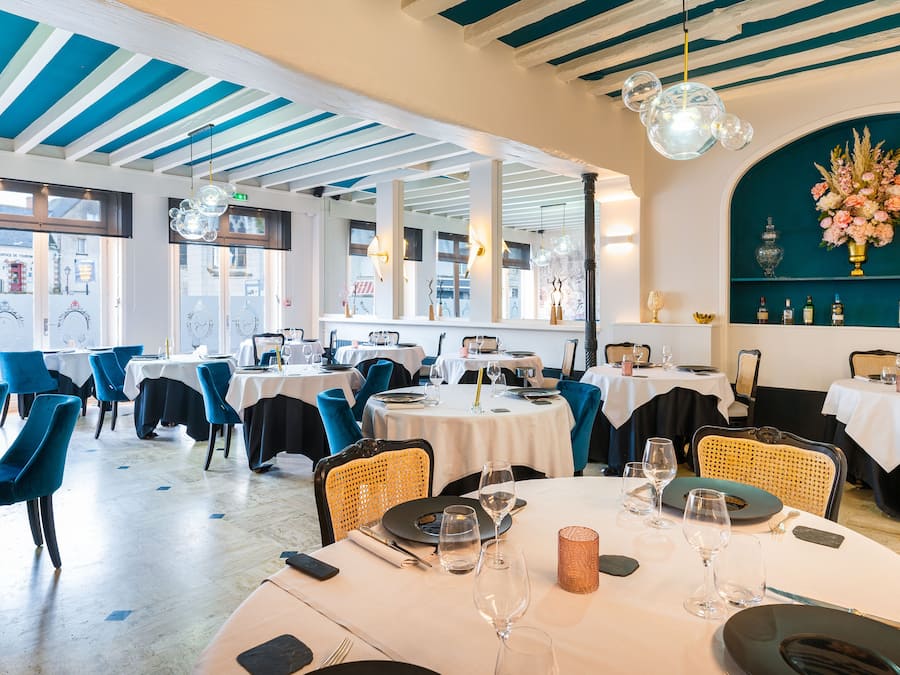 Déjeuner et dîner servis sur place, spécialités Cuisine française