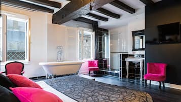 Deluxe tweepersoonskamer | Badkamer | Gratis toiletartikelen, een haardroger