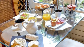Daily continental breakfast (EUR 13.00 per person)