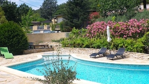 A swimming pool with lounge chairs and a stone pathway. - Le Mas du Cadranier  (Villeneuve)