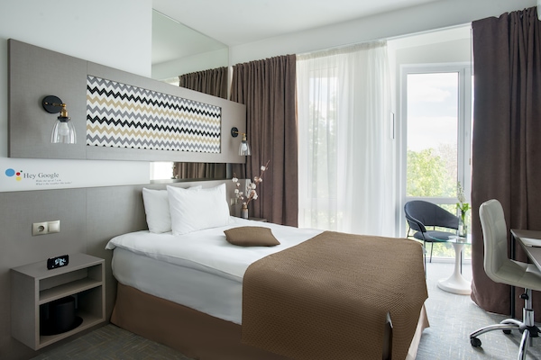 Standard Single Room | Premium bedding, minibar, in-room safe, desk
