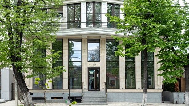 A modern building with a classical facade, featuring large windows and a central entrance with steps. - Thomas Albert Hotel (Chisinau)