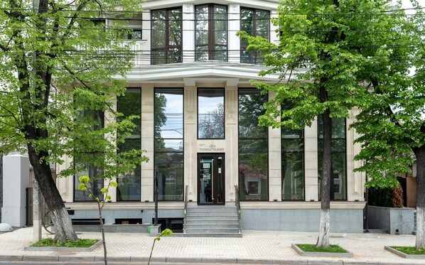 Front of property - Thomas Albert Hotel (Chisinau)
