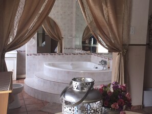 Honeymoon Suite | Bathroom | Free toiletries, hair dryer, towels