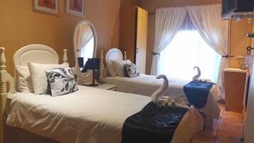 En-suite Twin room | Draps en coton égyptien, literie de qualité, décor unique, bureau