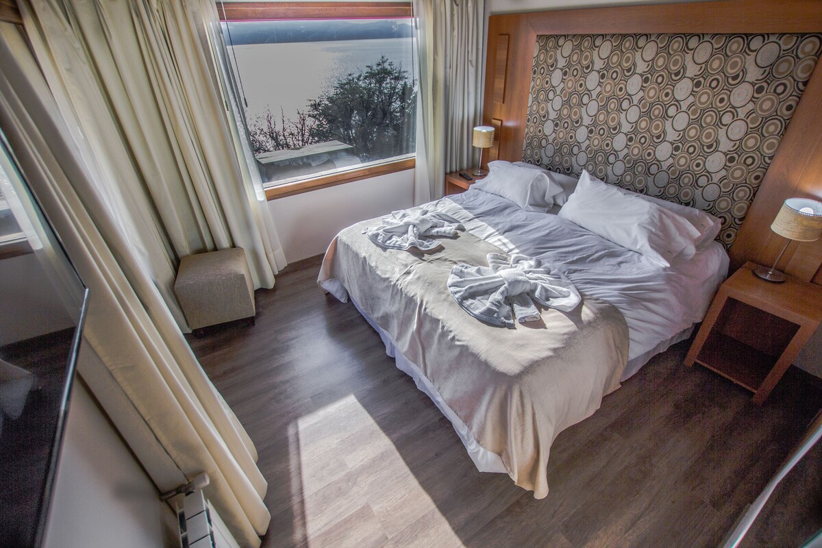 Apartamento Premium, vistas al lago | Ropa de cama de alta calidad, minibar, caja fuerte y escritorio