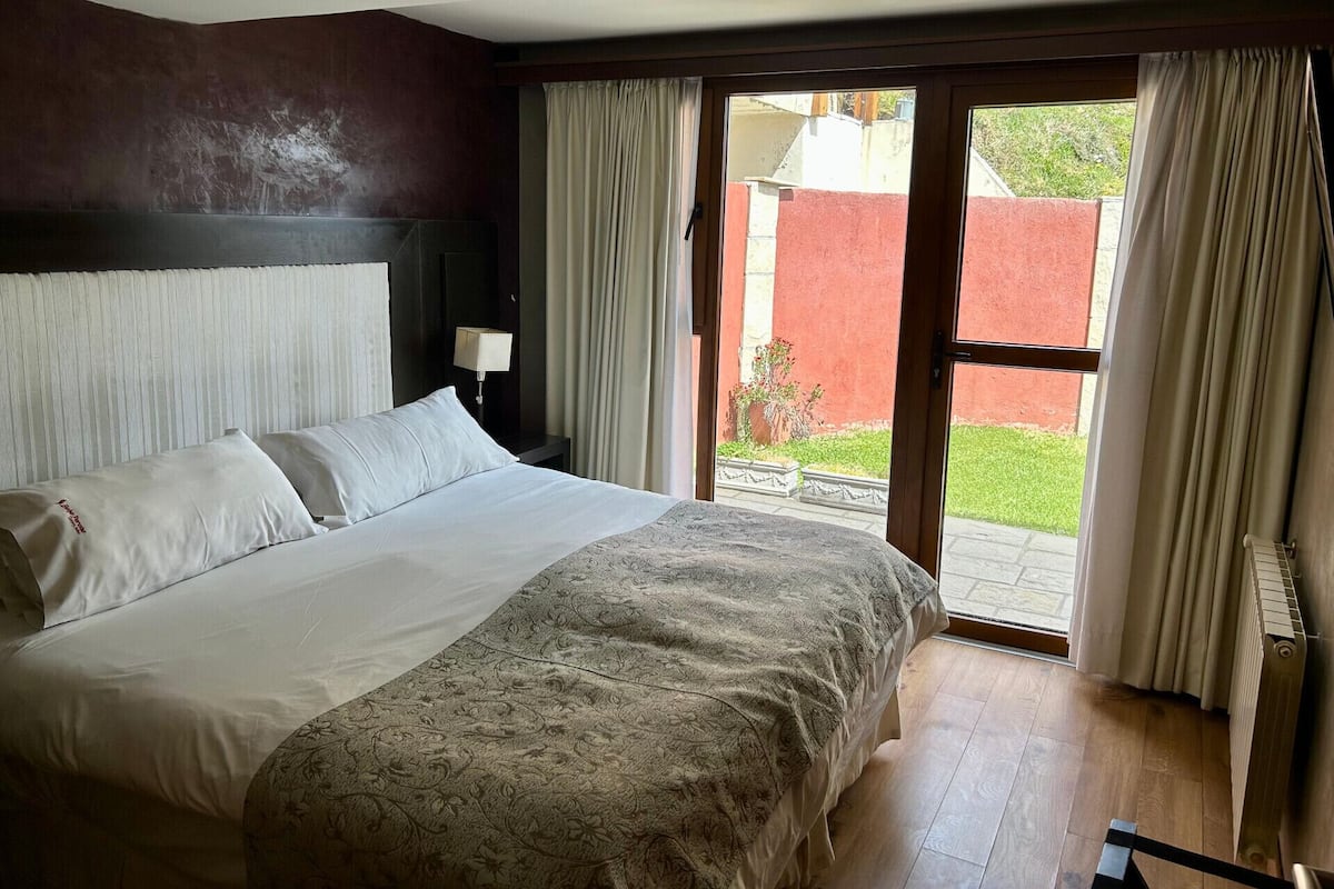Ropa de cama de alta calidad y caja de seguridad en la habitación 
