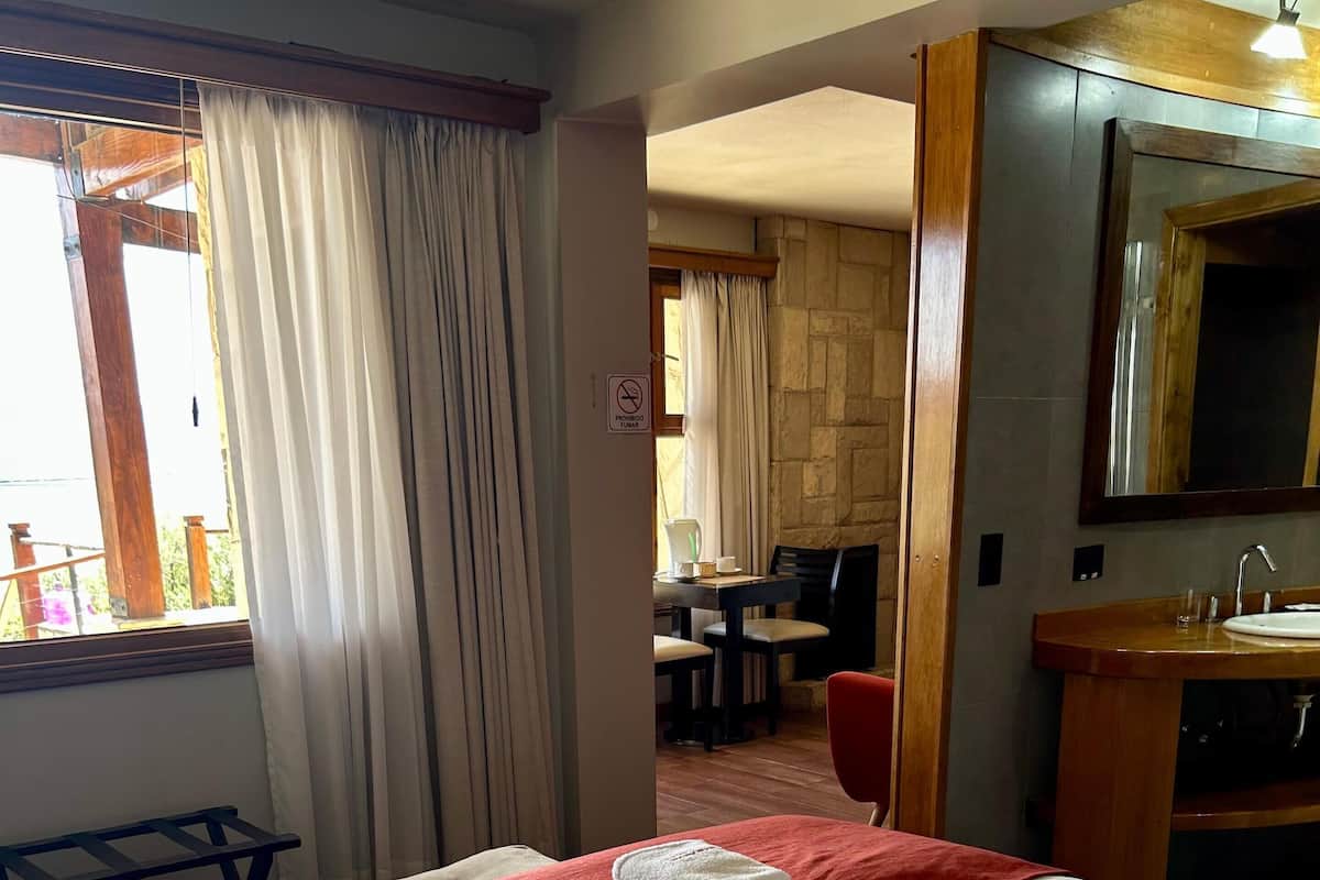 2 bedrooms, premium bedding, in-room safe, free cribs/infant beds