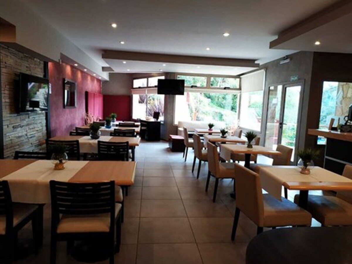 Se ofrece un desayuno completo (10 USD por persona)