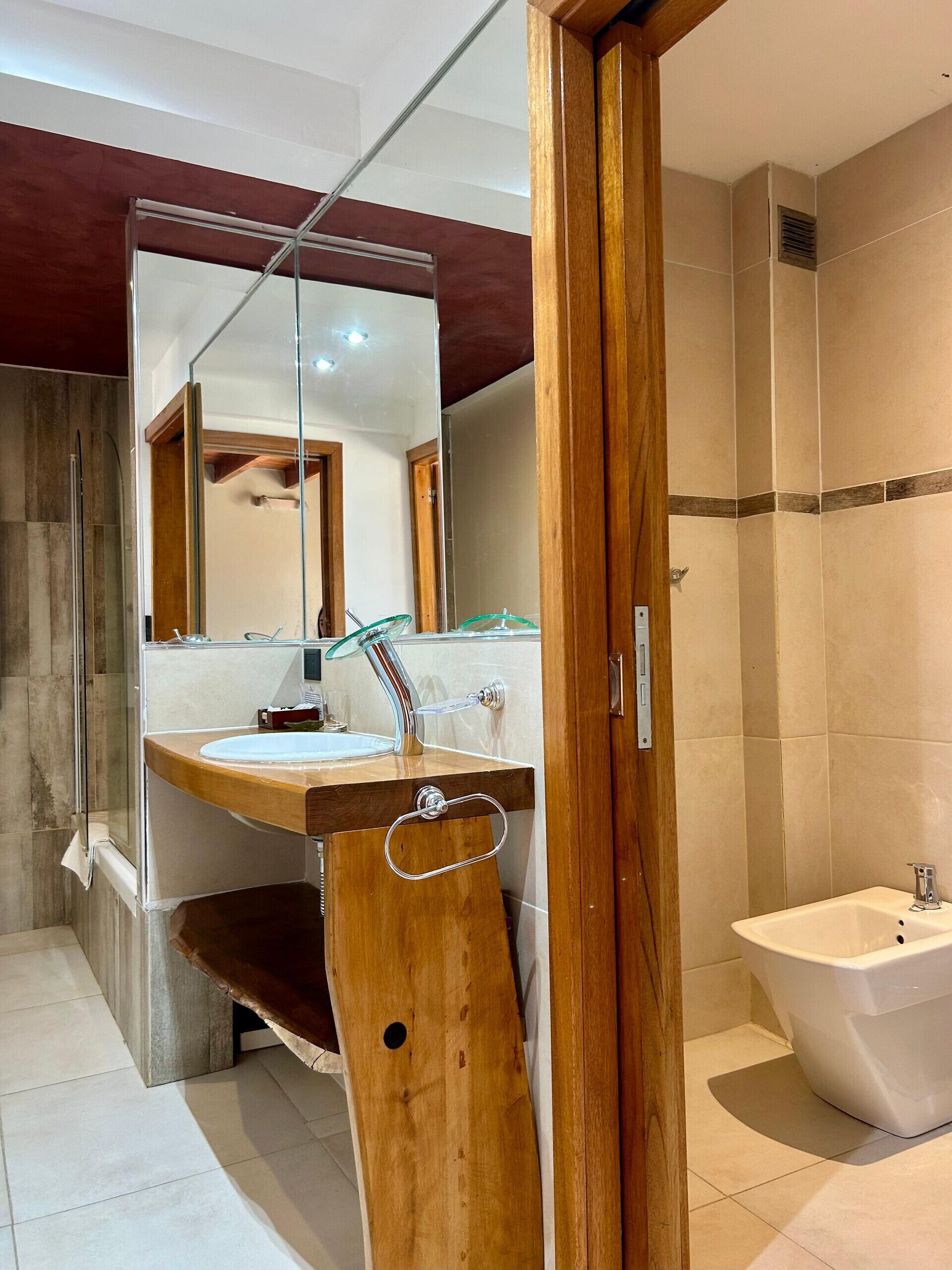 Ropa de cama de alta calidad y caja de seguridad en la habitación 