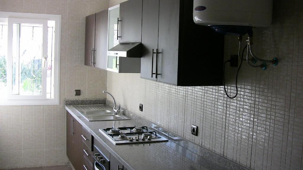 Full-size fridge, microwave, oven, stovetop