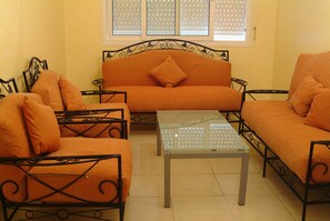 Appartement Royal | Salle de séjour | Télévision à écran plat de 87 cm avec chaînes par satellite, télévision