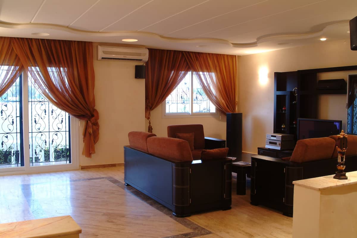 Superior-Apartment | Wohnzimmer | 87-cm-Flachbildfernseher mit Satellitenempfang, Fernseher