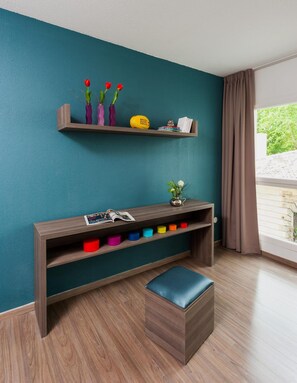 Sengetøy av topp kvalitet, skrivebord, lydisolert og strykejern/-brett