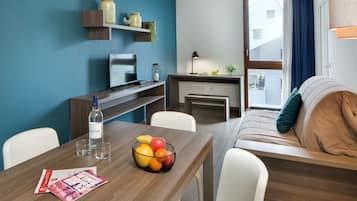 Family Suite, 1 Bedroom, Kitchenette | Living area | Flat-screen TV