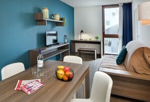 Familiesuite, 1 soverom, tekjøkken | Oppholdsområde | Flatskjerm-TV