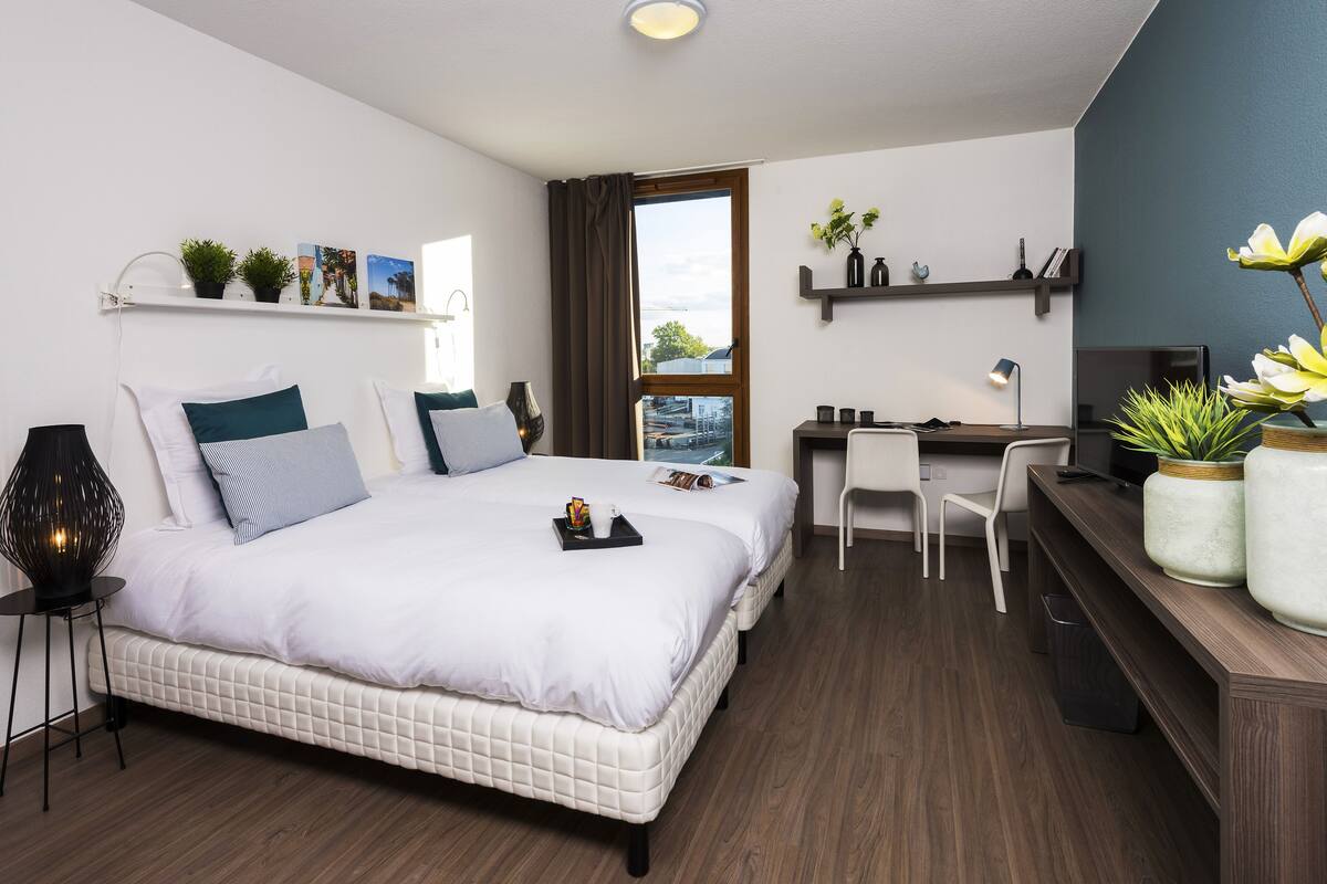 Studio classique twin | Premium bedding, desk, soundproofing, iron/ironing board (on request)