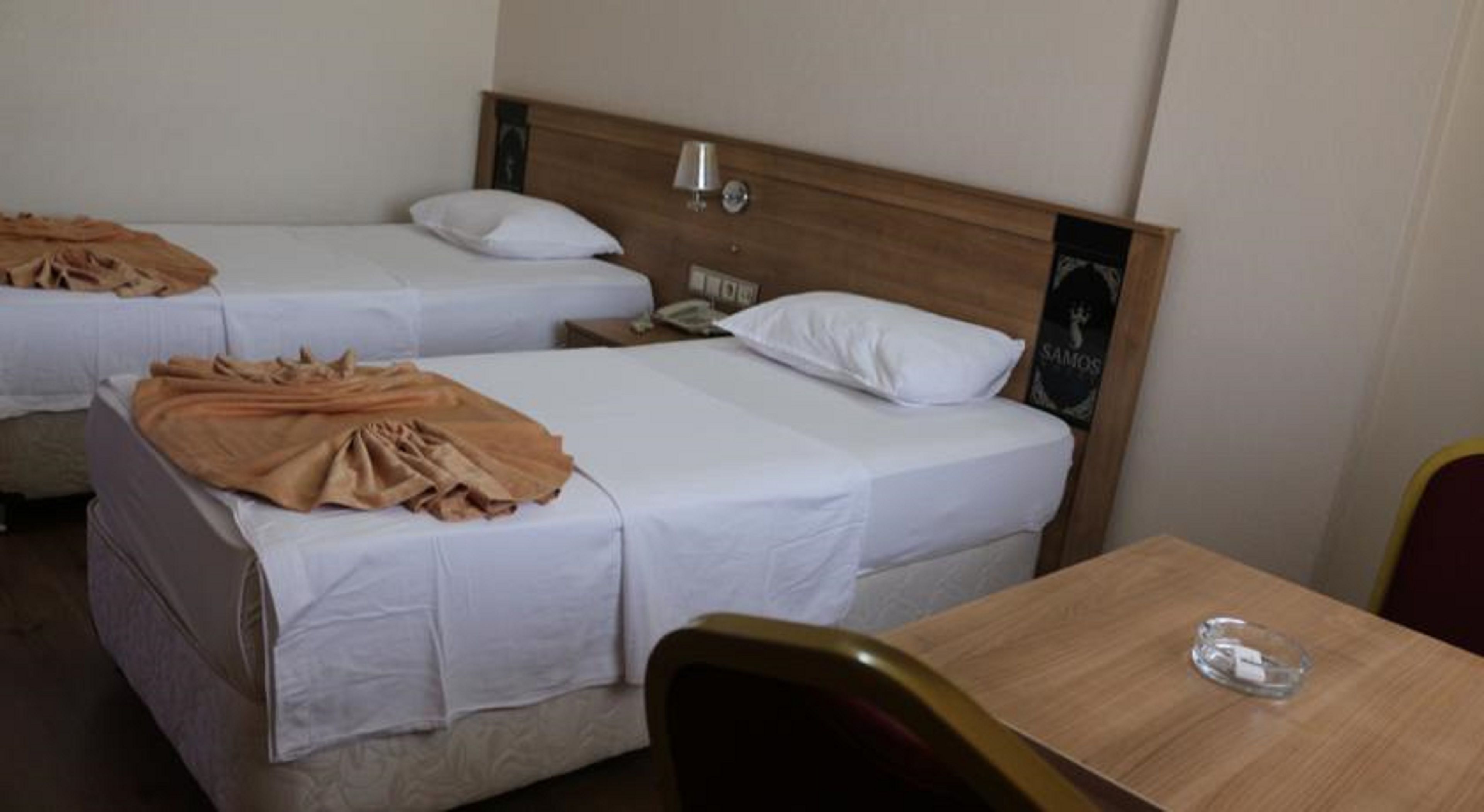 economy room, 3 single beds | minibar, in-room safe, desk, soundproofing