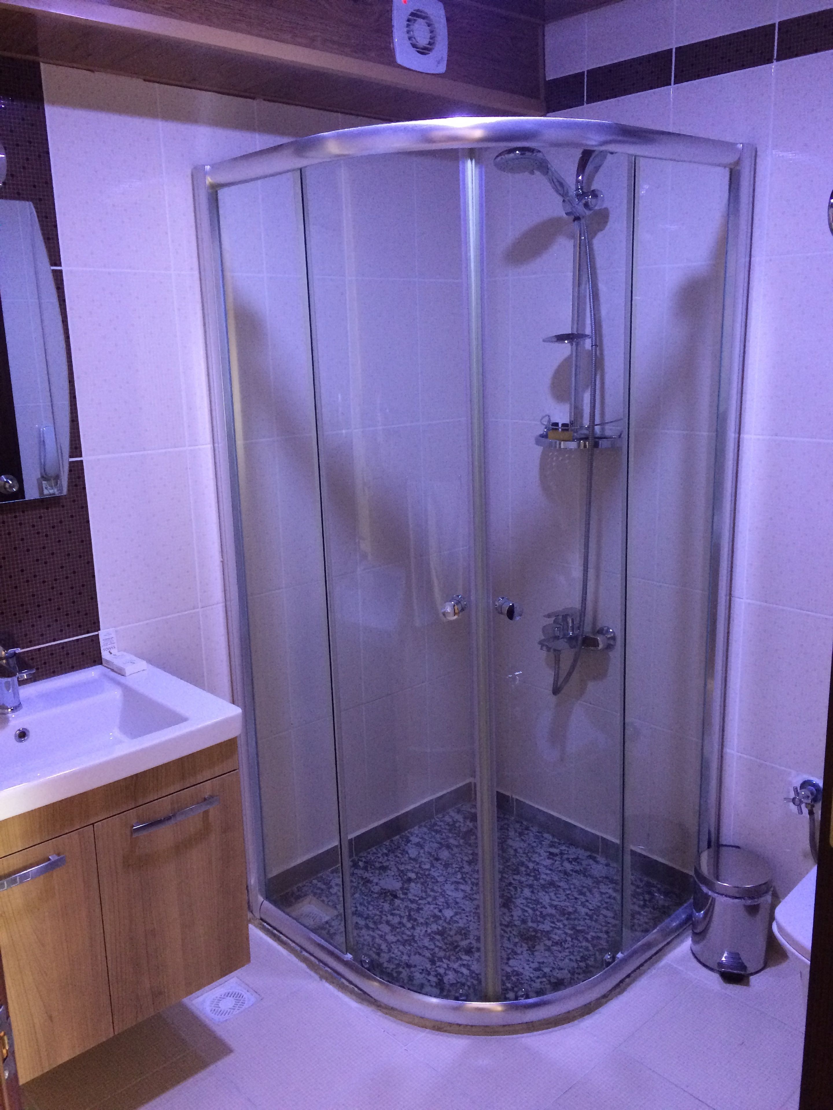 economy room, 3 single beds | bathroom | shower, free toiletries, hair dryer, slippers