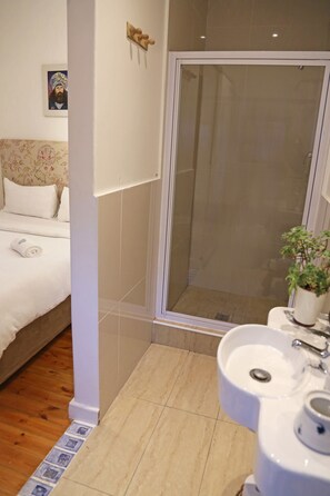 Double with en suite | Bathroom | Towels - The John Bauer Pottery Studio (Cape Town)