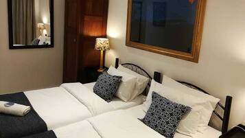 Kamar Double atau Twin Ekonomi, 2 Tempat Tidur Twin, ensuite | Didekorasi berbeda-beda dan Wi-Fi gratis