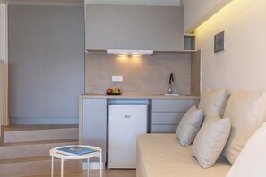 Estudio estándar | Cocina privada | Refrigerador, parrilla de estufa, cafetera y tetera y tetera eléctrica 