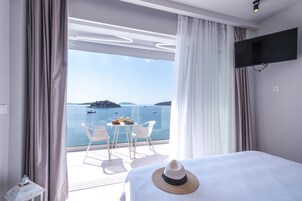 Ropa de cama de alta calidad y caja de seguridad en la habitación 