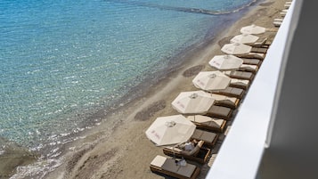 Am Strand, LiegestĂŒhle, Sonnenschirme