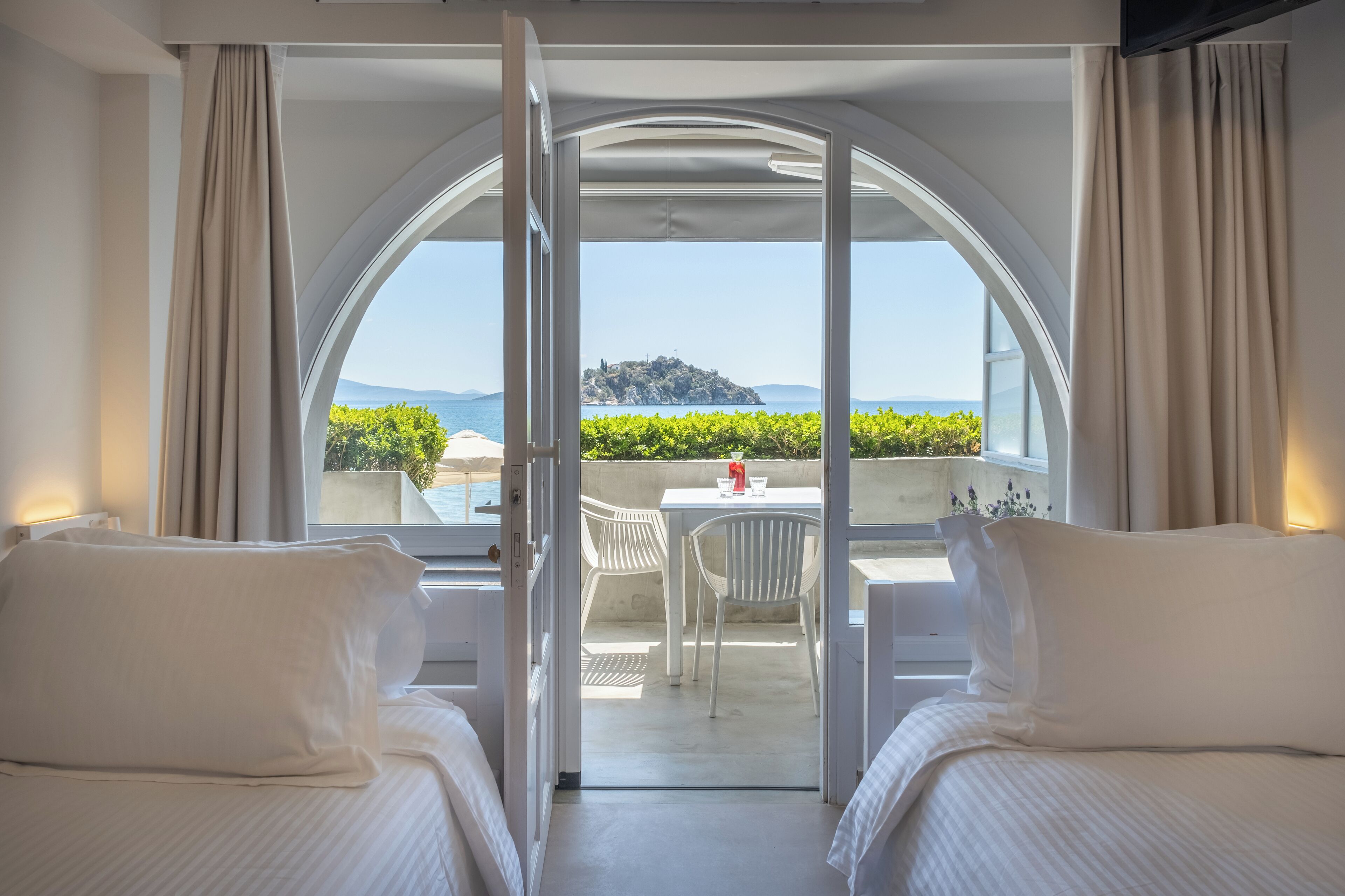 Pengeskab på værelset, mørklægningsgardiner, strygejern/strygebræt