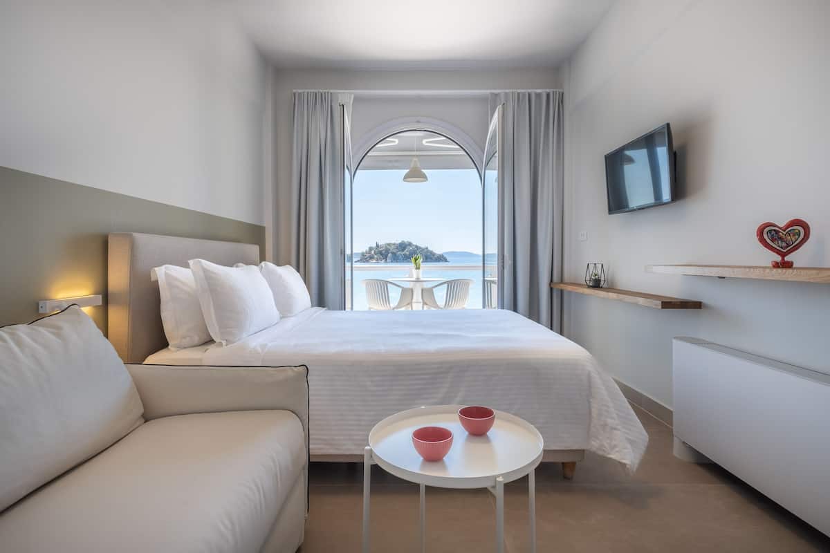 Tweepersoonskamer, balkon, uitzicht op zee | Een kluis op de kamer, verduisterende gordijnen