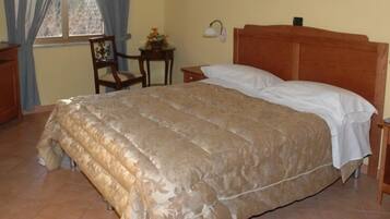 Standaard kamer, 1 twee- of 2 eenpersoonsbedden | Een kluis op de kamer, een bureau, babybedden, gratis wifi