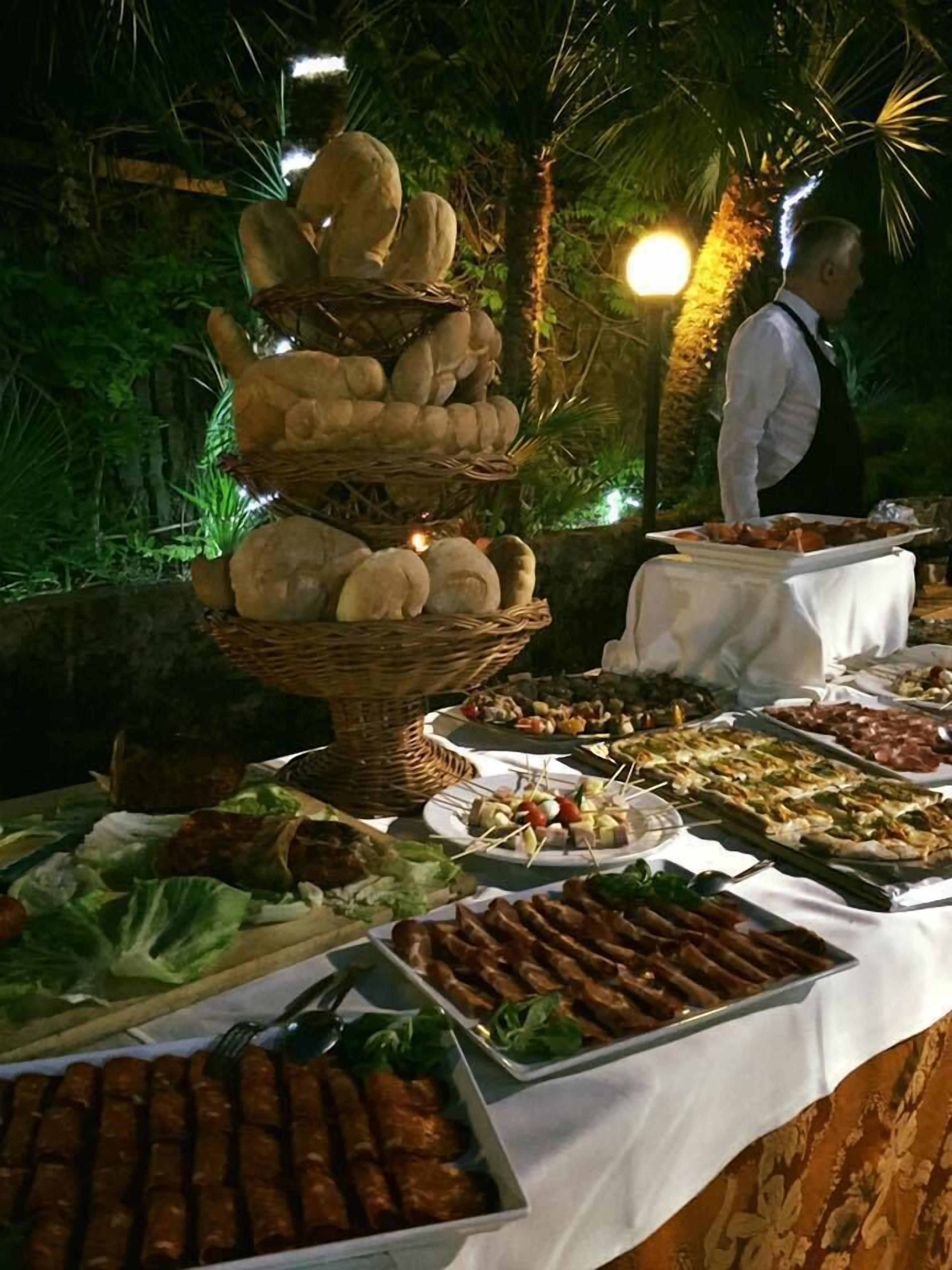 Se sirven comidas, cenas y cocina italiana 