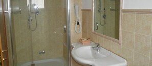 Standard Double or Twin Room | Bathroom