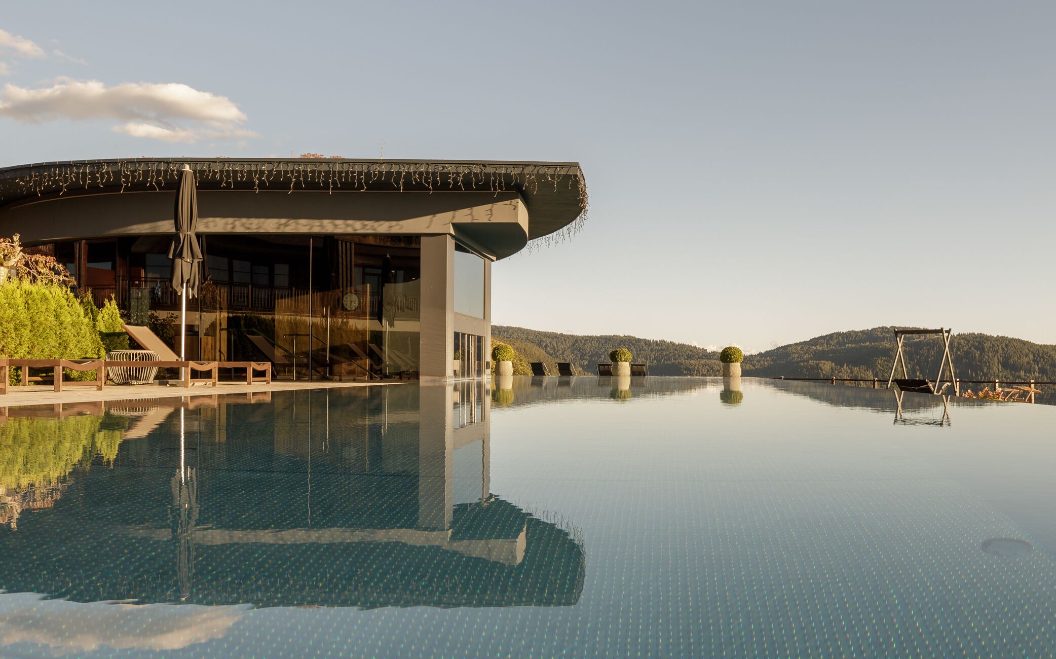 Alberca techada, 2 albercas al aire libre y sombrillas en la alberca