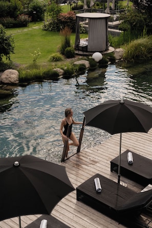 Piscina interna, 2 piscinas externas, guarda-sóis, espreguiçadeiras