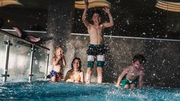 Kolam renang indoor dan 2 kolam renang outdoor