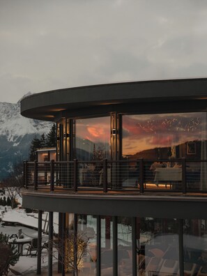 Fachada de la propiedad por la tarde o noche